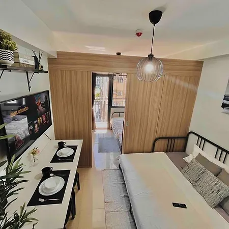 1Bedroom With Balcony Facing City View In Mall Of Asia